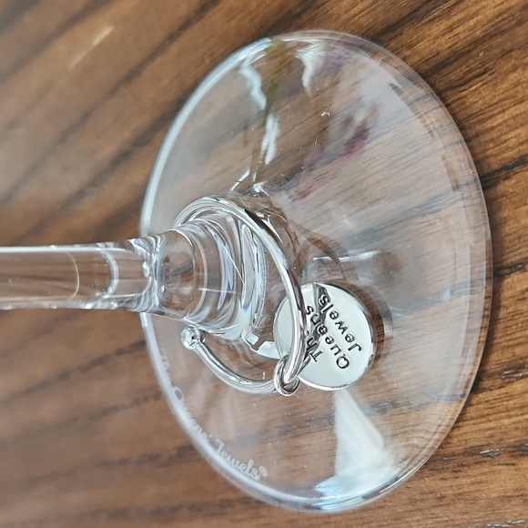 🍷⚜️Pretty fleur-de-lis wine glass in perfect new condition!⚜️ - Picture 3 of 8